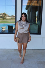 Load image into Gallery viewer, TAYLOR FRONT PLEATED MINI SKORT | DK TAUPE