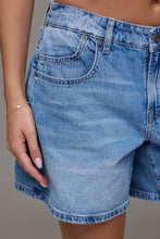 Load image into Gallery viewer, SAMMI MID RISE BARREL SHORTS | MED WASH