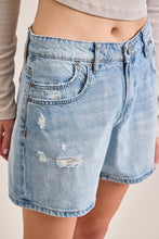 Load image into Gallery viewer, SAMMI MID RISE BARREL SHORTS | LIGHT WASH