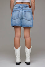 Load image into Gallery viewer, SAMMI MID RISE BARREL SHORTS | MED WASH