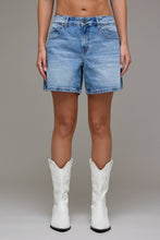 Load image into Gallery viewer, SAMMI MID RISE BARREL SHORTS | MED WASH