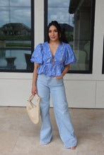 Load image into Gallery viewer, DAISY FLORAL BALLOON SLEEVE TOP | BLUE