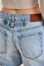 Load image into Gallery viewer, SAMMI MID RISE BARREL SHORTS | LIGHT WASH